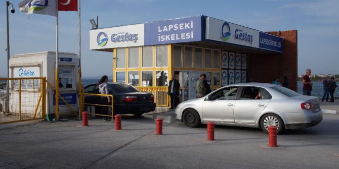 Lapseki’de Feribot İskelesinde Araç Kuyruğu