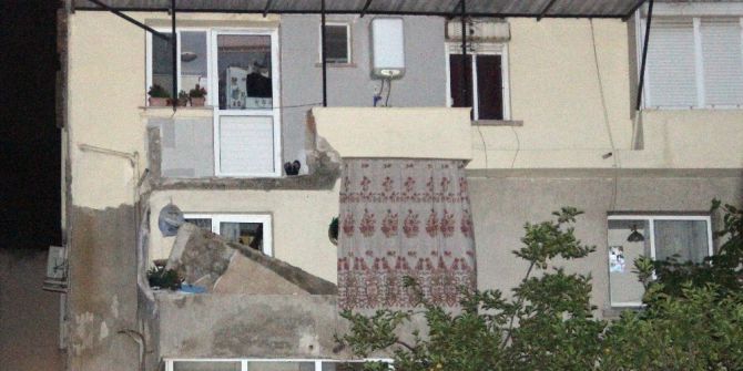 Yemek Yerken Üzerlerine Balkon Çöktü: 3 Yaralı