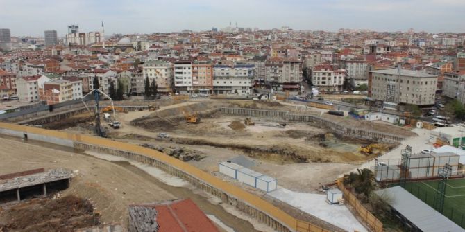 İstanbul’un En Büyük Buz Pisti İçin 24 Saat Aralıksız Çalışıyorlar