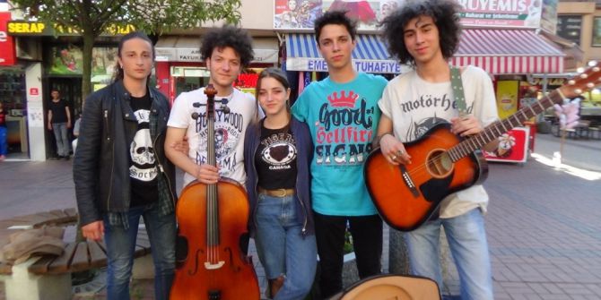 Lise Öğrencileri Sokak Müziğiyle İlgi Odağı Oldu