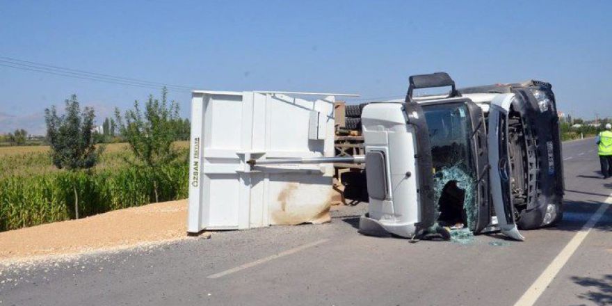 Karaman’da Devrilen Kum Yüklü Kamyon Yolu Ulaşıma Kapattı