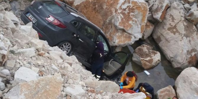 Şarampole Uçan Otomobilde 2 Kişi Yaralandı