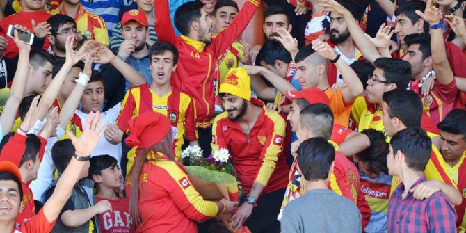 Sarı Kırmızılı Evlilik Teklifi