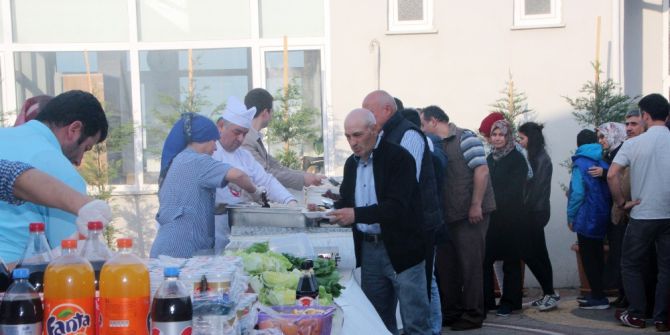 Fabrika Çalışanları 1 Mayıs Emek Ve Dayanışma Günü Dolayısıyla Yemekte Buluştu