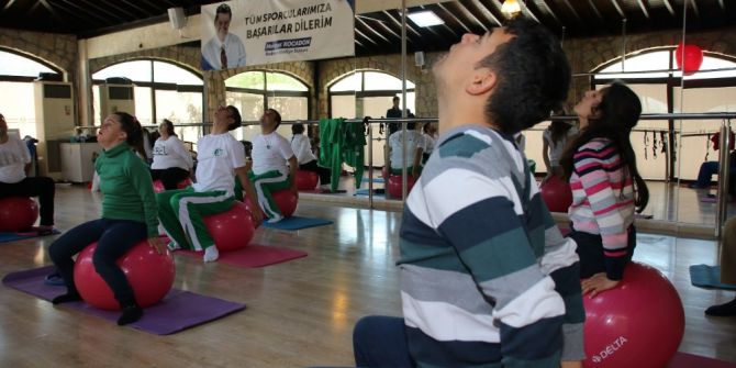 Engelleri Yoga Ve Pilates Yaparak Aşıyorlar