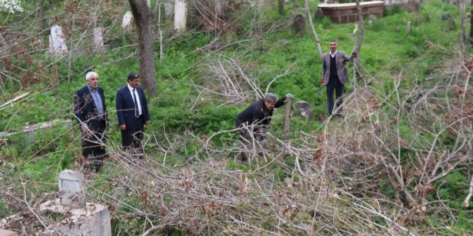 Mezarlıklarda Bakım Ve Temizlik Çalışmaları Başladı
