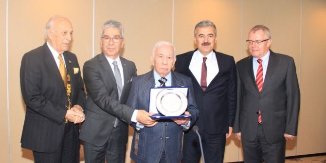 Duayen Konsolosa Onur Plaketi