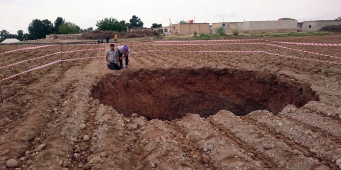 Tarlanın Ortasında Dev Obruk Oluştu