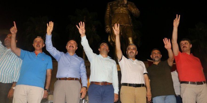 Mersin’de ’Demokrasi Nöbetleri’ Sürüyor