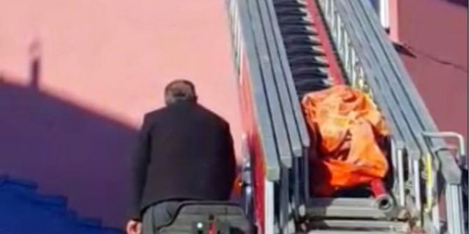 Çatıda Asılı Kalan Güvercini İtfaiye Kurtardı