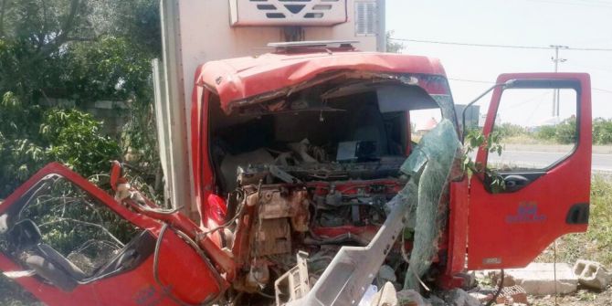 Milas’ta Kontrolden Çıkan Kamyon Kaza Yaptı; 1 Ölü, 1 Yaralı