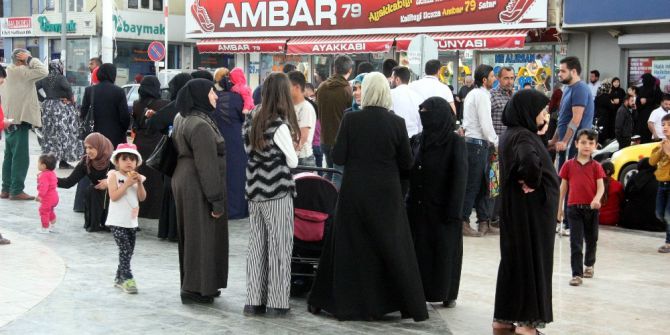 Suriyeliler 100 Tl’lık Kartı Almak İçin Uzun Kuyruklar Oluşturdu