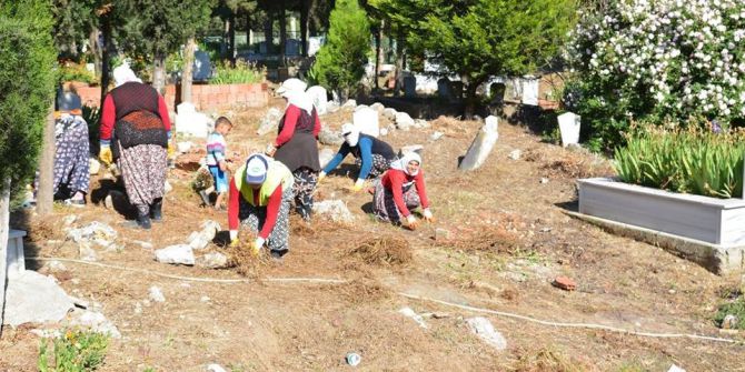 Karacabey’de Mezarlıklara Bahar Temizliği