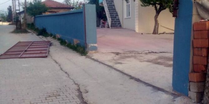 Devrilen Demir Kapı 2,5 Yaşındaki Çocuğu Öldürdü