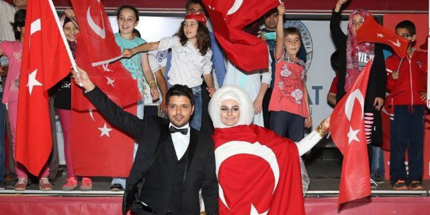 Gelin İle Damat Demokrasi Nöbetinde