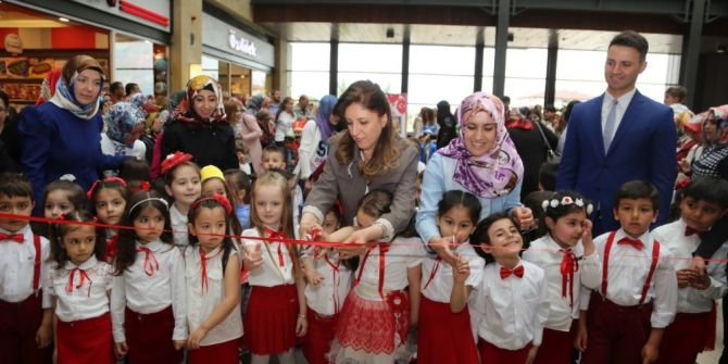 Minik Öğrenciler “160 Çocuk Tek Bayrak” Sergisi Açtı