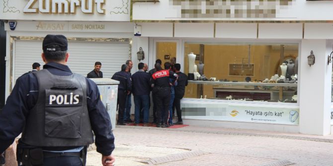 Alacağını Tahsil Etmek İçin Kuyumcuyu Bastı