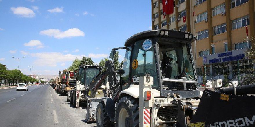 Büyükşehir İş Makinelerini Çekti