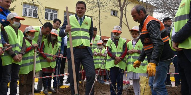 İpekyolu Belediyesinden Okullara Oyun Parkı