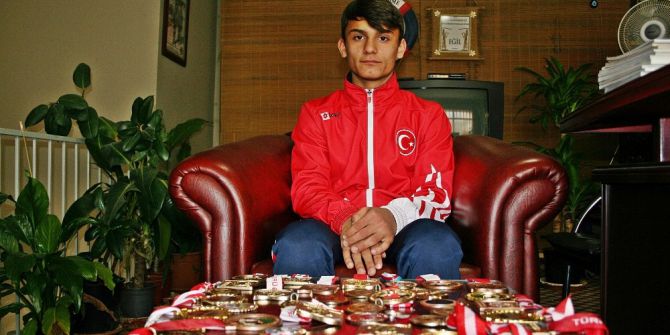 15 Yaşında 50 Madalyası Var