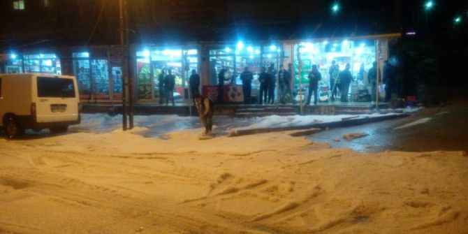 Ceviz Büyüklüğünde Dolu Yağdı, Caddeler Beyaza Büründü