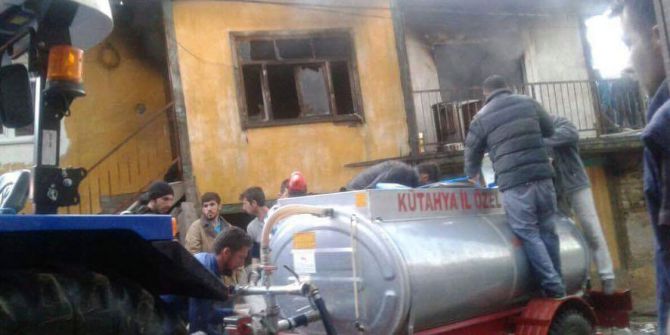 Ahşap Ev Çıkan Yangında Kullanılamaz Hale Geldi
