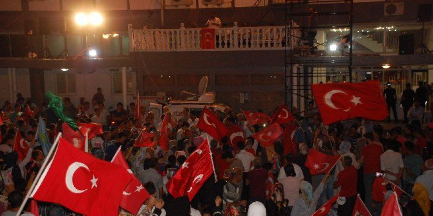 Demokrasi Nöbetinde Vatandaşlar Meydanı Boş Bırakmıyor