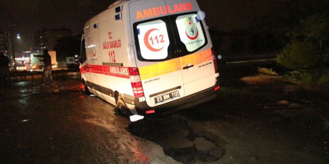 Yolda Mahsur Kalan Ambulanstaki Hastanın Yardımına Polis Yetişti