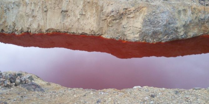 Terk Edilmiş Madendeki Gölet, Kızıla Boyandı