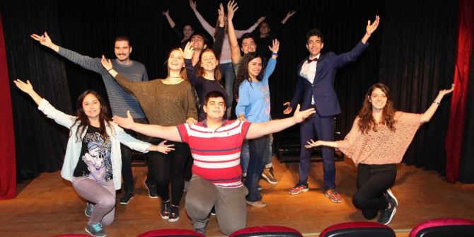 Bayraklı Belediye Tiyatrosu Görücüye Çıkıyor