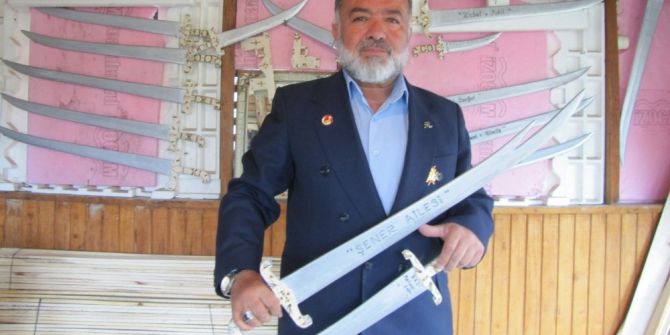 Kıbrıs Gazisi Ahşaptan Oyuncak Kılıç Ve Hançer Yapıyor