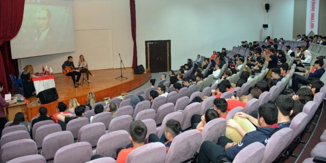 Öğrenciler İngilizce Karaoke Yarışmasında Performanslarını Sergiledi