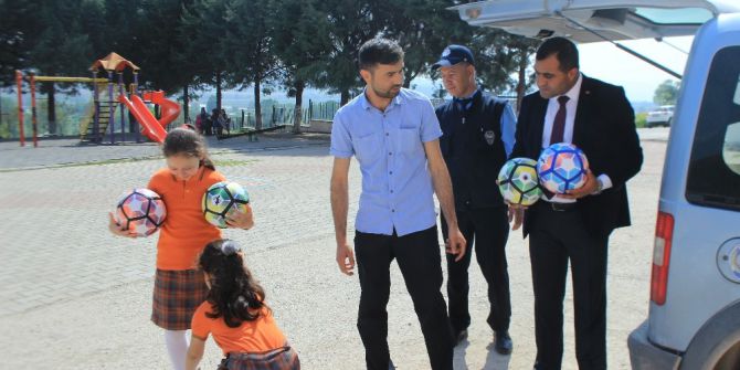 Osmaneli Belediyesi İlkokullara 2 Bin Adet Top Dağıttı