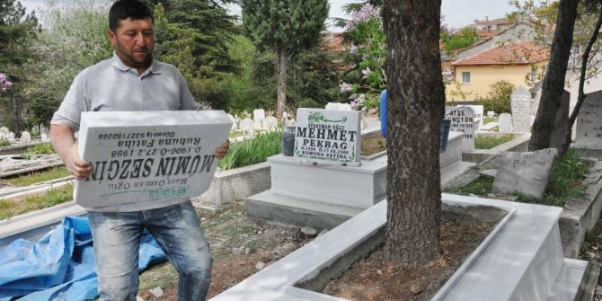 20 Yıldır Günlerini Mezarlıklarda Geçiriyor