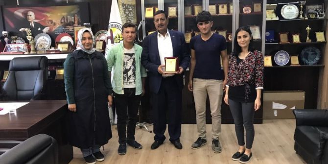 Özyavuz’dan Başarılı Öğrencilere Hediye