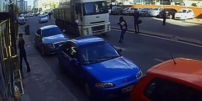 Genç Kız Ezilmekten Son Anda Kurtuldu