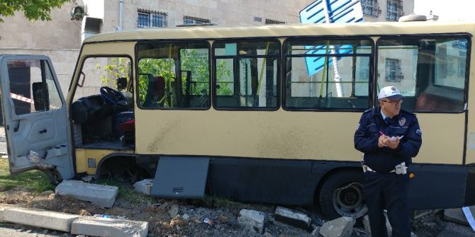 Sefaköy’de Minibüs Kazası: 6 Yaralı