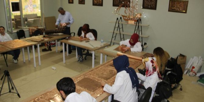 Engelleri Bakır Rölyef Sanatıyla Aşıyorlar