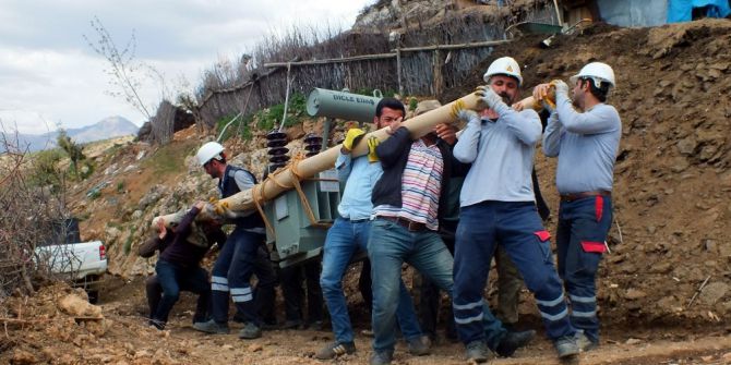 Dicle Elektrik Tepeleri Aşarak Yanan Trafoyu Değiştirdi
