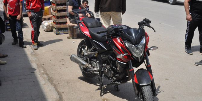 Motosikletli Gençler Kazada Yaralandı