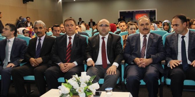 Sivas’ta Öğretmenlere Bilinçli Ve Güvenli İnternet Kullanımı Anlatıldı