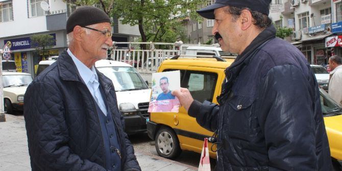 Kayıp Oğlunu Sokak Sokak Gezerek Arıyor