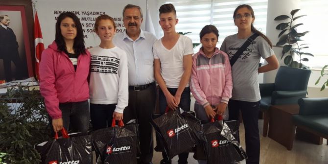 Burhaniye’de Başkan Uysal Özel Sporculara Sponsor Oldu
