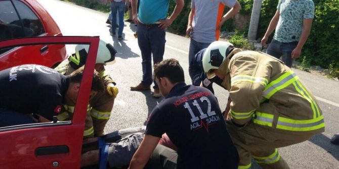 Sıkışan Sürücüyü İtfaiye Kurtardı