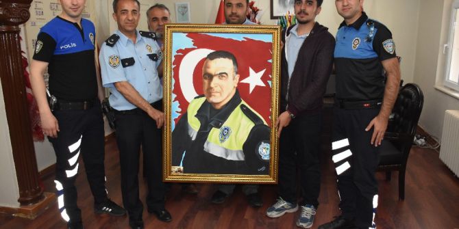 Çizdiği Şehit Fethi Sekin Portresini Emniyet Müdürlüğüne Hediye Etti