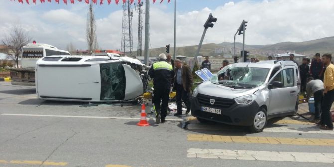 Van’da Trafik Kazası; 2 Yaralı