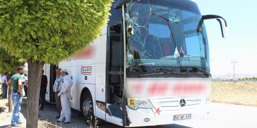 Sivas’ta Yolcu Otobüsü İle Traktör Çarpıştı: 4 Yaralı