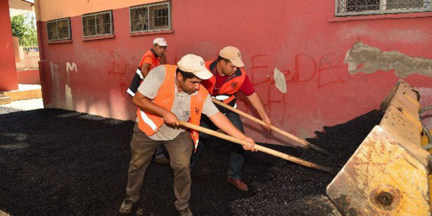 Büyükşehir Belediyesi Okul Bahçelerini Asfaltlıyor