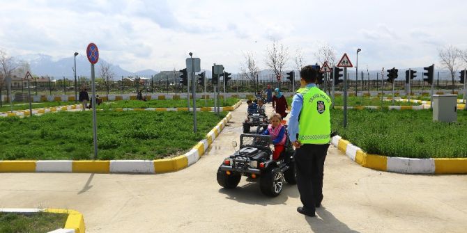 Minikler Trafik Kurallarını Eğlenerek Öğreniyor