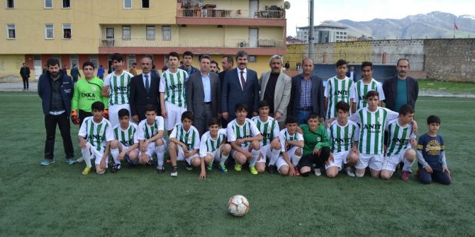 Başkan Asya, Sporculara Malzeme Dağıttı